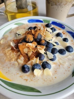 Oatmeal breakfast at Plantan Kaffihús in Reykjavik