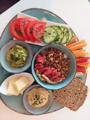 Veganes Frühstücksteller 💜 at Cafe Auersperg in Linz