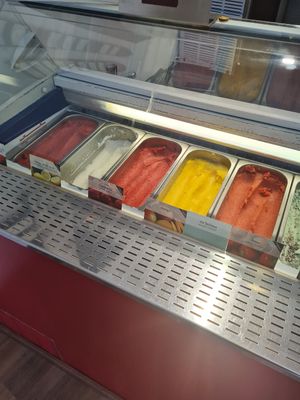 4 vegan flavours: lemon, raspberry, mango and strawberry at Gelati Mossa in Valldemossa