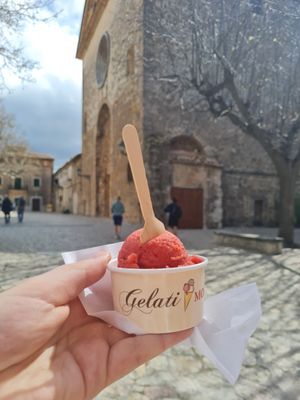 Vegan strawberry sorbet at Gelati Mossa in Valldemossa