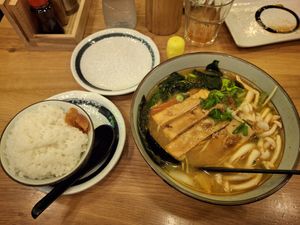 Ramen vegano picante con tofu y un bowl de arroz como sustitución a los fideos de trigo. at Takumi Sapporo Ramen Kitchen in Barcelona