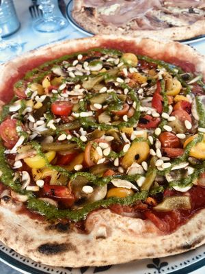 Pizza Vegetariana (tomato base w/extra mushrooms)  at Nonno Leo in La Rochelle