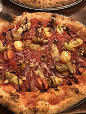 Pizza Nono Leo with tomatoes, artichokes, onions, walnuts and balsamico at Nonno Leo in La Rochelle