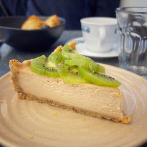 Peanut butter (no) cheese cake with fresh kiwi (Vegan) 6e at Ephéméride in Sare