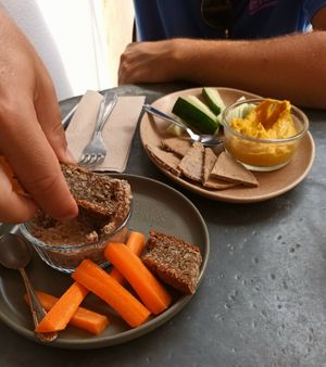 Rillette de châtaignes avec pain maison et houmous au curcuma avec des blinis au sarrasin at Ephéméride in Sare
