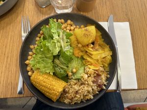 Bowl option végétalienne servit tous les jours à midi sauf le mercredi ou il y a un hamburger avec option végétalienne.  at Mazette ! in Arles