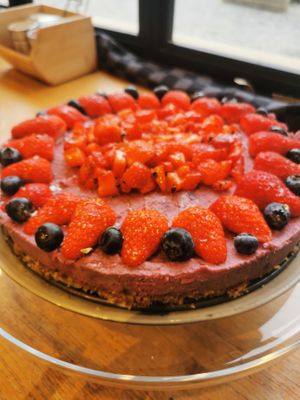 Vegan "cheesecake"
(purple sweet potatoes and berries) at Mazette ! in Arles