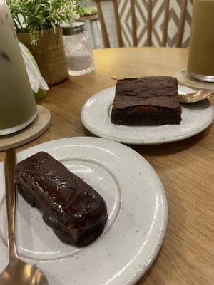 Milkyway and fudge brownie   at Bloom Cafe in Lima