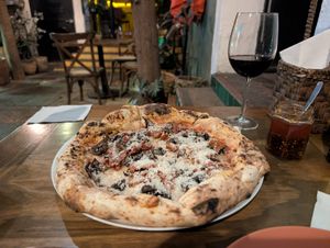 Mushroom and sundried tomato pizza at Archipielago Pizza in Guadalajara
