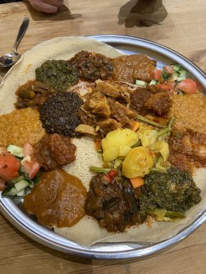 Kleine gerechtjes, groentes, linzen, jackfruit   at Vegan Africa in Gouda