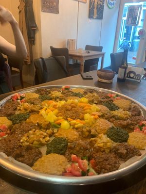 Group option Combi, platter for 6 people at Vegan Africa in Gouda