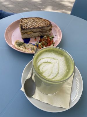 matcha latte w/ oat milk & vegan sandwich 🥪   at Yannis Deli in Kassel