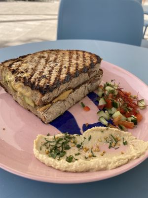 vegan sandwich w/ avocado & chickpeas 🥑  at Yannis Deli in Kassel