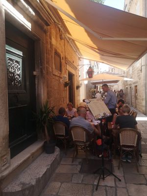 Street view at Mama's Pot Tavern in Dubrovnik
