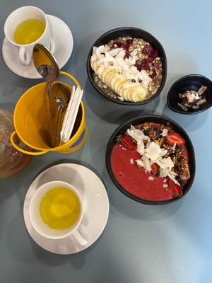 2 bowls en saffraan thee. Het chocoladeballetje was al op at UMMY - უმმი in Tbilisi