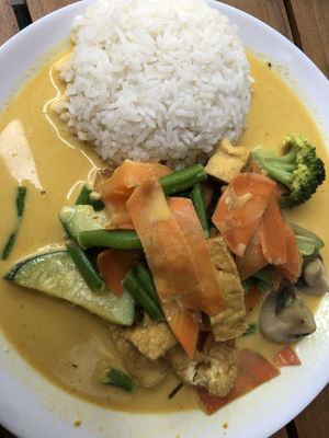 Nr. 84 gelbes Thai Curry mit Kokosmilch, Zitronenblätter, Zitronengras, Gemüse, Tofu / Nr. 84 yellow Thai Curry with coconut milk, lemon-leaves, lemongrass, vegetables, tofu.  at Vina Asia Express in Cologne