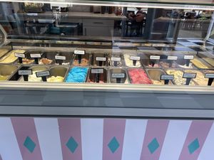 An den Schildern steht ein kleines v für Vegan  at Roll N Cone in Coesfeld