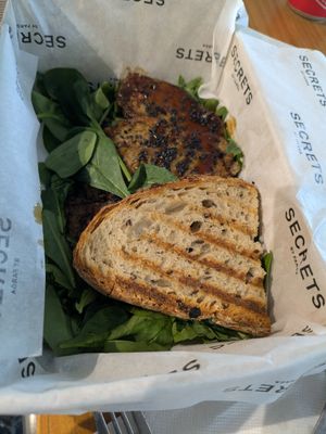 Seitan teriyaki with salad at Secrets by Farga in Barcelona