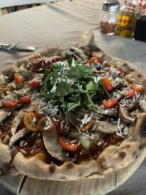 Decent option for pizza, a few vegan to vegetarian options. I wold return here  at Bendita Madera Pizzeria in Guadalajara
