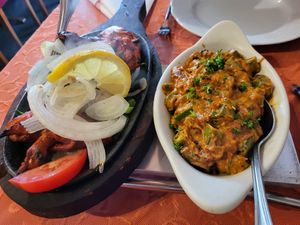 !!! Das linke Gericht ist mit Hühnchen !!!
Das Rechte sind die Okraschoten, die 69 - veganisiert. at Taj Mahal in Bernkastel-kues