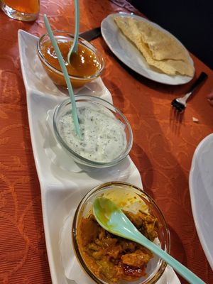 Drei Dips (außen vegan, mittlerer mit Joghurt!!) mit veganer Naan-Alternative im Hintergrund at Taj Mahal in Bernkastel-kues
