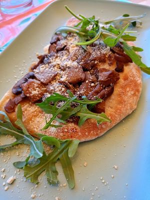 Coca de bolets amb parmesà vegà at Hostal de l'Aigua in Sant Llorenc De La Muga
