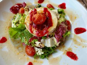 Amanida de formatge de cabra at Hostal de l'Aigua in Sant Llorenc De La Muga