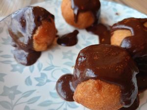 Bunyols d'aire amb xocolata at Hostal de l'Aigua in Sant Llorenc De La Muga