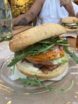Hamburguesa vegana de boniato  at Hostal de l'Aigua in Sant Llorenc De La Muga