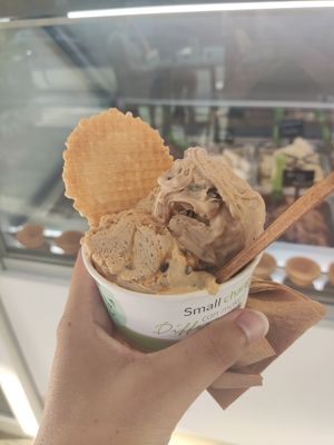 Kinder Bueno and peanut butter caramel at Plan(e)t Ice Cream in Athens