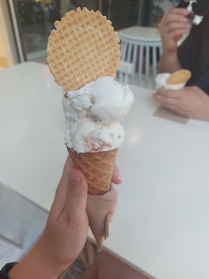 1 greek yoghurt, 1 strawberry cheesecake at Plan(e)t Ice Cream in Athens