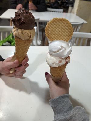 Brownie Schokolade und Peanut Butter / Greek Joghurt und Cheesecake at Plan(e)t Ice Cream in Athens