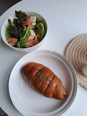 마늘 쌀 소금빵 at Vegan Bakery - 빵의향현 in Seoul