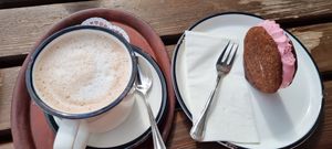  at Knusperhäuschen der Bäckerei Utters in Dockweiler