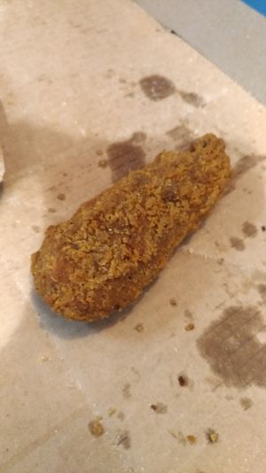 Flipside Kickers (plantbased chicken tenders). Tasty. Bit to realistic looking and smelling. The chicken ones look different though. at Domino's Pizza in Randers