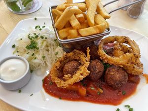 Vegan meatballs and onion rings  at Webster Brauhaus in Duisburg