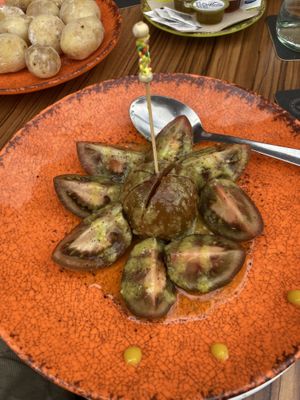 Tomato salad with dark tomatoes   at Tasca Restaurante El Carraca in La Gomera