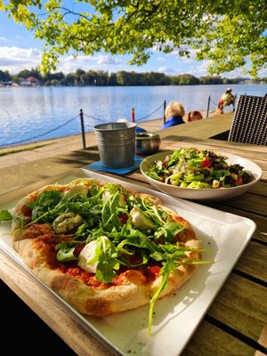 Margherita w/ Cashew Mozzarella and Salad at MOLO in Hannover