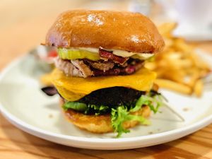 BBQ burger w/ house made patty ✨delicious !  at Seabirds Kitchen in Los Angeles