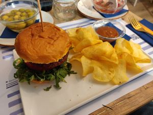Hamburguesa vegana at La Mar Salada in Tarragona
