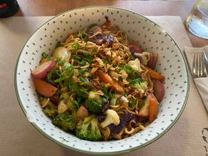 Wok vegano  at Hostería El Cruce in Cabezon De La Sal