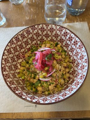 Ensalada de garbanzos con quinoa y encurtidos    at Hostería El Cruce in Cabezon De La Sal