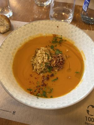 Crema de calabaza con quinoa y cebolla crujiente   at Hostería El Cruce in Cabezon De La Sal