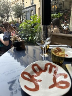 Ottimo locale! Si tratta di un ristorante di un hotel e proprio nella piazza famosa di Emily in Paris. Ha un menù molto curato e ci sono diverse opzioni vegetariane e anche vegane at Café 52 in Paris
