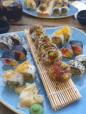 frittiertes Sushi mit Zwiebel und Karotte, Mango-Erdbeer Sushi, Avocado-Mandel Sushi mit Süßkartoffelraspeln und Sushi mit Tofu, Spargel und Gurke at Sushi by Gavinas in Funchal