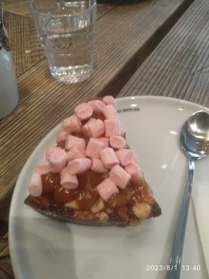 Marshmallow cake at Espresso House in Esbjerg