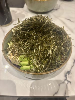 Lekkere pokebowl met zeewier snippers   at Pokétaria in Haarlem