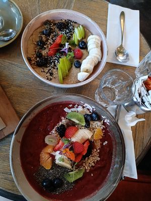 Acai bowl and porridge at Feather & Heart in Brentford