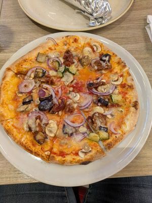 Vege pizza with vegan cheese at PizzaPizza in Odense