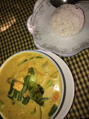 גרין קארי עם אורז at Veggie Tables in Vang Vieng